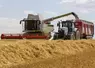 Moisson des orges dans les plaines cerealieres de la Marne avec une moissoneuse Claas 740 Lexion. 