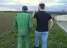 <em class="placeholder">Cédant et repreneur en discussion dans un champ pour une reprise d&#039;exploitation</em>