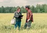 <em class="placeholder">Un exploitant et sa conseillère discutent dans une parcelle de blé</em>