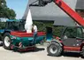 <em class="placeholder">Agriculteur déchargeant un sac d&#039;engrais dans son épandeur à engrais.</em>