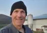 Charles Iralour, agriculteur à Ainhice-Mongelos (64), devant son bâtiment d'élevage couvert de panneaux photovoltaïques.