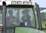 Un couple dans un tracteur.
