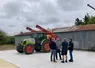 <em class="placeholder">Contrôleur et agriculteurs devant un pulvérisateur.</em>