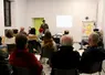 Dominique Lataste exposant les facteurs psycho-sociaux à accompagnateurs de transmission et à des acteurs politiques territoriaux lors d’une formation.