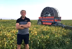 Guillaume Renoux, agriculteur à Saint-Privé (Yonne)   "En 2021-2022, le blé qui a suivi ma succession maïs-soja n’a pas eu besoin d’être désherbé chimiquement avec ...