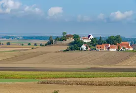 Paysage agricole avec des champs e un village