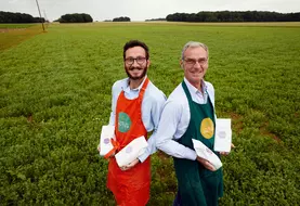 Jules Gautier et son père Christophe, agriculteurs en Eure-et-Loir dans un champ de carottes.