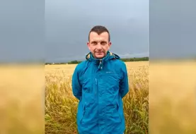 Etienne Trumeau, agriculteur dans le Cher, devant une parcelle de blé.