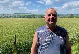 Étienne Fortin, agriculteur à Argœuves, dans la Somme devant une parcelle de blé