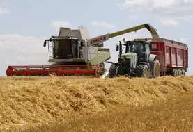 Moisson des orges dans les plaines cerealieres de la Marne avec une moissoneuse Claas 740 Lexion. 