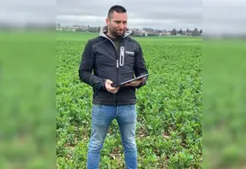 <em class="placeholder">Rémi Besnault, gérant de l&#039;ETA SARL Agro Tech Environnement dans une parcelle de colza.</em>