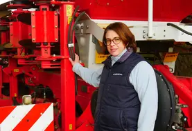 <em class="placeholder">Valérie Leguereau, agricultrice à Villemardy (41), devant un équipement agricole</em>