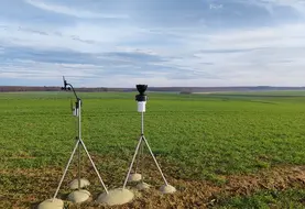 <em class="placeholder">Station météo Sencrop avec anémomètre et pluviomètre devant une parcelle de céréales.</em>