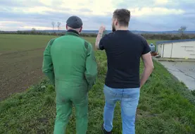<em class="placeholder">Cédant et repreneur en discussion dans un champ pour une reprise d&#039;exploitation</em>