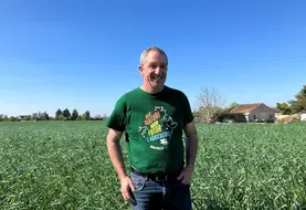 <em class="placeholder">Laurent Lambert, agriculteur dans la Vienne, dans une parcelle de Cive.</em>