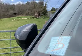 <em class="placeholder">Voiture de médecin arrêtée dans la campagne</em>