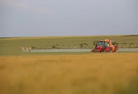 <em class="placeholder">agriculteur preparant un pulverisation avec un insecticide de marque Mavrik Smart et d un fongicide de marque Atriul sur une parcelle de ble. Pulverisation d un insecticide ...</em>