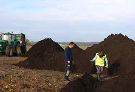 <em class="placeholder">Prélèvement de compost de boues par un agent du SMRA68.</em>