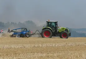 <em class="placeholder">Passage de déchaumeur lors d&#039;un feux de champ à la moisson pour faire un pare-feu</em>