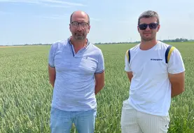 <em class="placeholder">Laurent et Quentin Carouge, agriculteurs installés sur 165 hectares à Anglure dans l&#039;Aube</em>