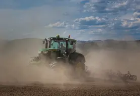 <em class="placeholder">Tracteur entouré d&#039;un nuage de poussières dans une parcelle de sol nu.  </em>
