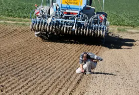 <em class="placeholder">agriculteur remplissant son semoir Lemken modele solitair 9 de 27 rangs avec des graine de ble varitete Mathea conditionnees en big bag de 430 kg agriculteur semant une ...</em>