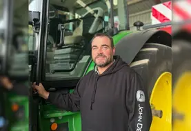 <em class="placeholder">Emmanuel Fontaine, céréalier en agriculture de conservation des sols à Saint-Aubin dans le Jura, devant son tracteur.</em>