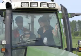 Un couple dans un tracteur.