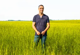 <em class="placeholder">Simon Berland, agriculteur bio en Vendée, dans une parcelle de petit épeautre.</em>