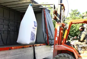<em class="placeholder">Déchargement d&#039;un camion d&#039;ammonitrate à la ferme. Livraison d&#039;engrais azoté en big bag sur une exploitation agricole. Manutention avec un chargeur Manitou. Fertilisant ...</em>