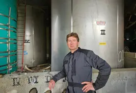 <em class="placeholder">Jérémy Leroux, agriculteur à Grivesnes (Somme) devant une cuve de stockage de solution azotée</em>