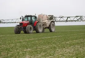 <em class="placeholder">Salarie d une exploitation agricole remplissant un pulverisateur avec de l azote liquide et du soufre pour faire un epandage sur une parecelle de ble.</em>