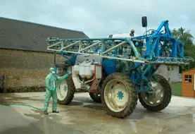 <em class="placeholder">Nettoyage d&#039;un pulvérisateur sur une aire de lavage.</em>