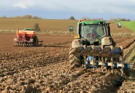 <em class="placeholder">Labour avant implantation d&#039;une parcelle de blé. </em>
