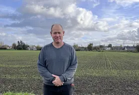 <em class="placeholder">Sébastien Pihée, agriculteur à Gennes Val de Loire</em>