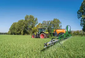 <em class="placeholder">Pulvérisateur qui intervient sur blé au printemps</em>