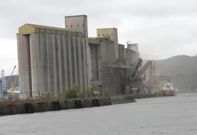 <em class="placeholder">Chargement de 6000 tonnes d orge dans un bateau sur le terminal Senalia du port de Rouen, à destination de l&#039;Amérique du Sud. Transport maritime. Commerce des matières ...</em>