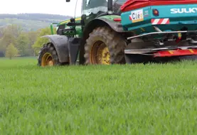 Epandeur d'engrais dans un champ de céréales