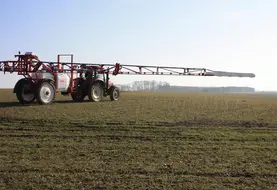 Apport d'azote liquide sur céréales.
