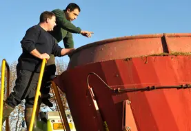 <em class="placeholder">Eleveur donnant les instructions à son salarié. Agriculteur employeur. Transmission des consignes. Discussion près de la distributrice d'aliment. Explication des tâches ...</em>