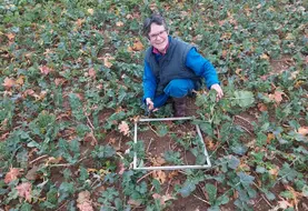 <em class="placeholder">Patricia Huet, agricultrice à Unverre (28),"Avec des parcelles dans un rayon de 5 kilomètres, les pesées de biomasse du colza sur deux tiers d’entre elles me prennent ...</em>