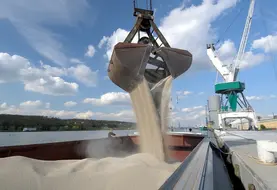 <em class="placeholder">Port de Rouen.
Chargement d'engrais en provenance de l'usine Grande Paroisse sur une péniche à destination de Bray sur Seine (77). </em>