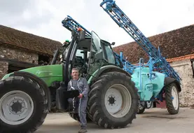 <em class="placeholder">Agriculteur devant un pulvérisateur entrain de saisir des informations sur une tablette. </em>