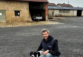 <em class="placeholder">Théophile Piot, dans la cour de la ferme de la SCEA De Novion,</em>