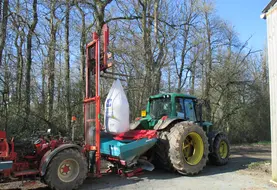 Chargement d' un épandeur à engrais en ammonitrate
