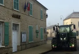 <em class="placeholder">tracteur devant la mairie de Vaux-sur-Eure (27120)</em>