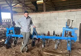 <em class="placeholder">agriculteur devant sa bineuse</em>