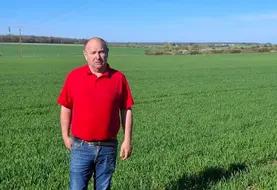 <em class="placeholder">Damien Beaujouan, agriculteur à Roches (Loir-et-Cher), "Je laboure mes terres tous les trois ans en veillant à ne pas faire un travail trop profond, moins de 20 ...</em>