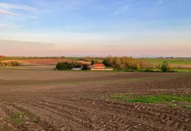 <em class="placeholder">Paysages avec des parcelles venant d'être semées.</em>