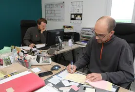 <em class="placeholder">Agriculteur effectuant des taches administratives dans son bureau.</em>